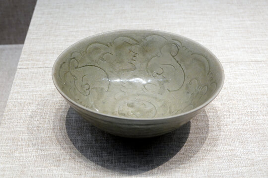 南宋龙泉窑青釉刻划荷花纹瓷碗