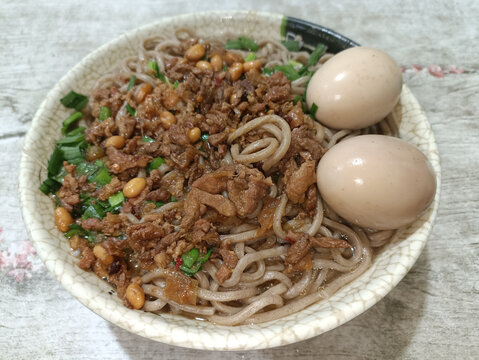 一大碗牛肉饸饹面加鸡蛋