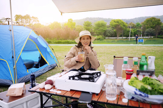 户外草地营地帐篷度假女性