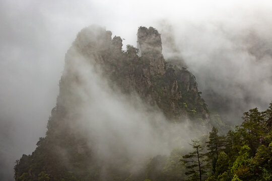 广西金秀圣堂山丹霞险峰雾海景观