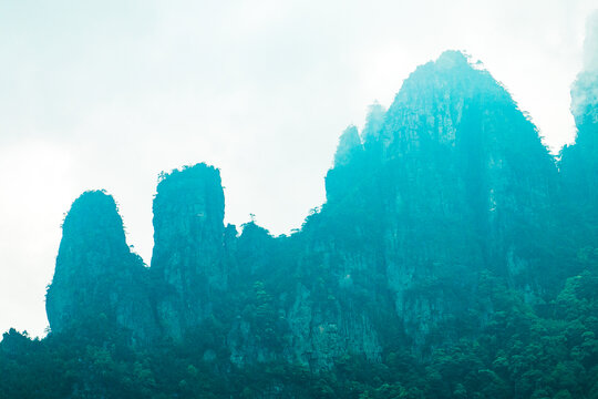 广西金秀圣堂山丹霞险峰雾海景观