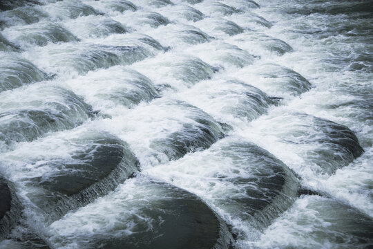 山水溪流潺潺