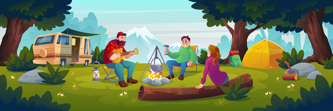 优美深林里篝火旁享受露营活动的朋友