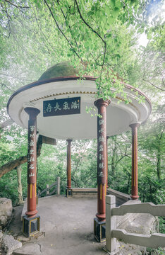 广西柳州立鱼峰风景区景点钢军亭