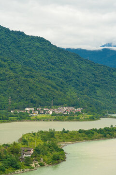 高角度俯瞰都江堰景区的河流