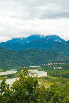 高角度俯瞰都江堰景区的河流