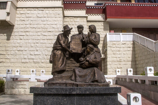 西藏人民新生活雕塑