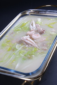 白菜鱿鱼虾海鲜汤
