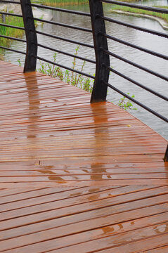 雨后木栈平台