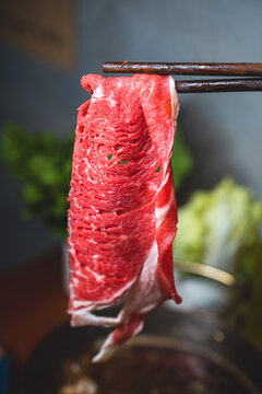 火锅涮牛肉