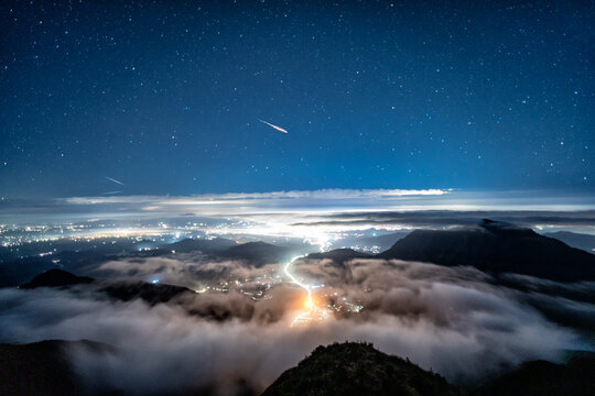 海丰城市上空的星空云海流星