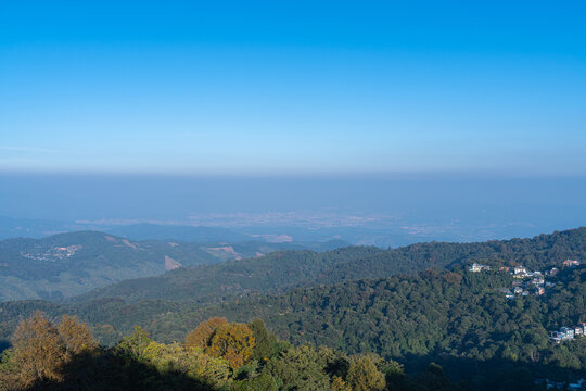 蓝天映衬下的高角度山景