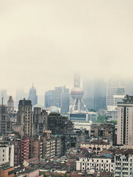 雾气笼罩上海老城厢