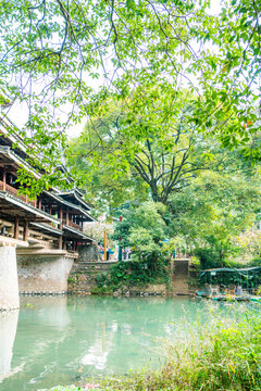 绿色自然停泊的竹筏风雨桥
