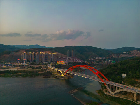 航拍视角下的景洪市黎明大桥
