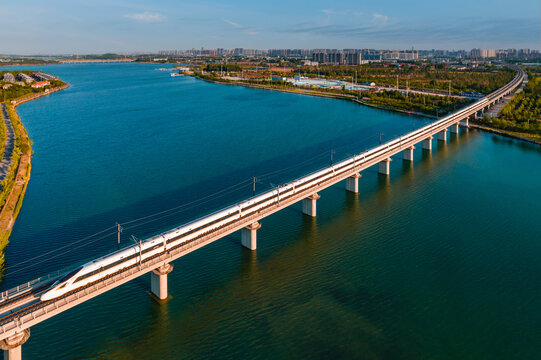 航拍滹沱河上的高铁列车