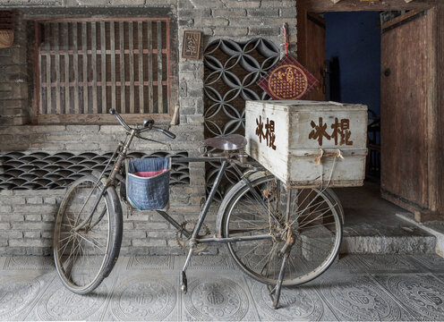 老式自行车和冰棍箱