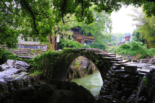 古村落石孔桥
