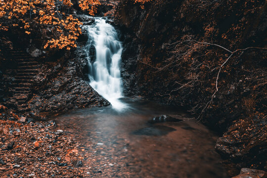 本溪枫叶枫树瀑布溪水小溪山泉水