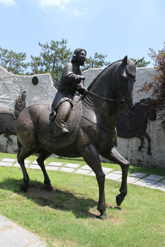游春图雕塑骑马少女