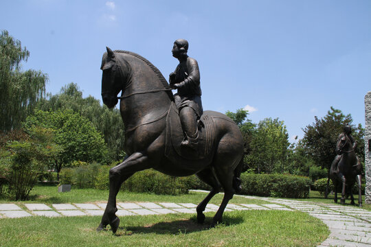 游春图雕塑骑马少女