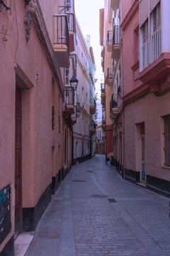 西班牙加的斯老城区狭窄的巷