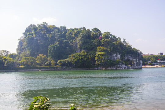 广西桂林訾洲岛象鼻山