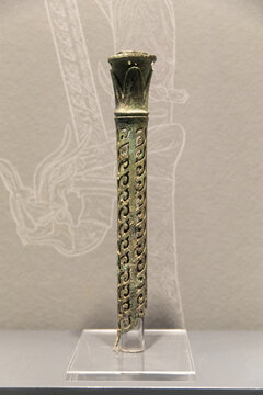 商代晚期镂空青铜龙首权杖
