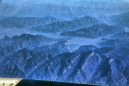 飞机上俯瞰山川地貌