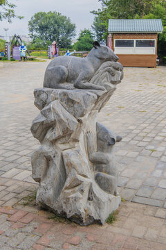 十二生肖子鼠石雕像侧面全景