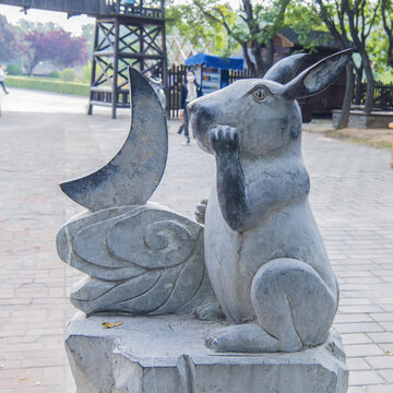 十二生肖卯兔石雕塑像的侧面