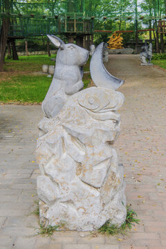 十二生肖卯兔石雕像侧面全景