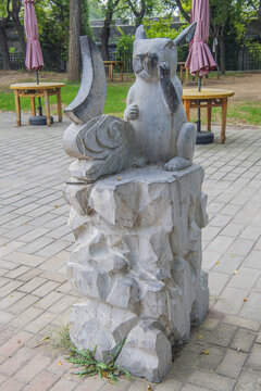 十二生肖卯兔石雕像正面全景