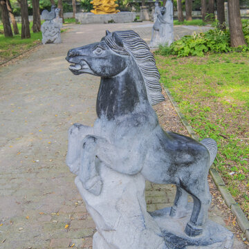 十二生肖午马石雕像的侧面