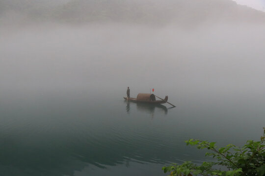 云雾缭绕湖泊渔船