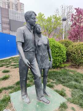 情侣散步逛街雕塑