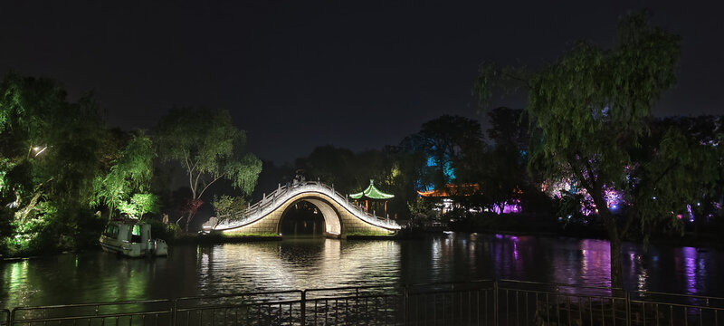 扬州瘦西湖二十四桥夜景