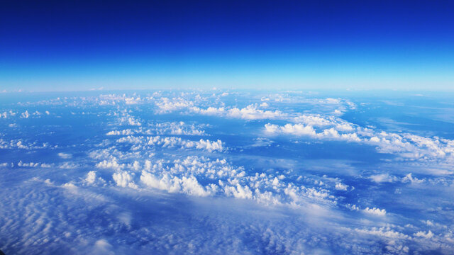飞机上拍的云海