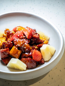餐盘里的草莓菠萝黑醋汁猪肉