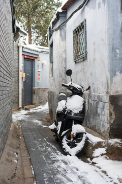 北京下雪中的胡同风景