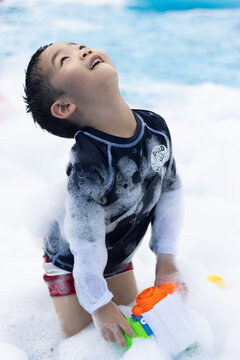 一个小男孩在水上乐园玩滑梯