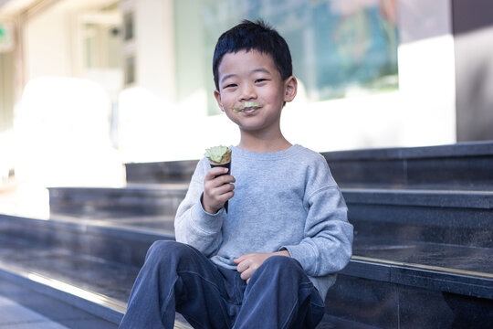 一个小男孩开心吃冰激淋