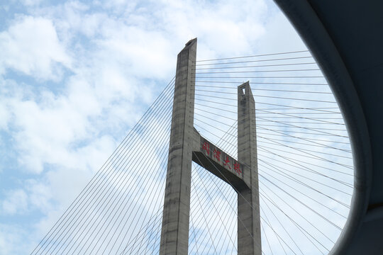 晴空下的闵浦大桥