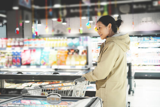 购物女性在超市食品选择