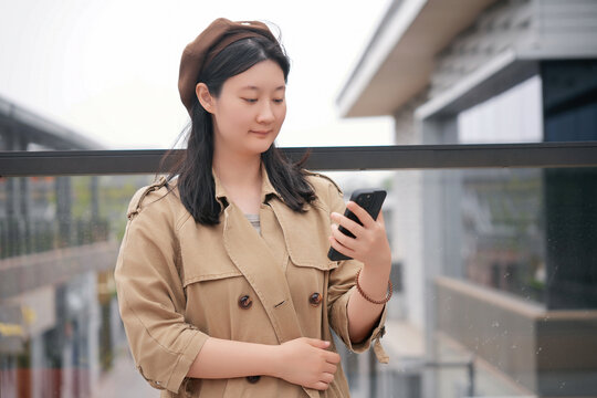 户外年轻女性使用智能手机