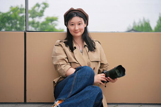 年轻女性在户外使用专业设备相机