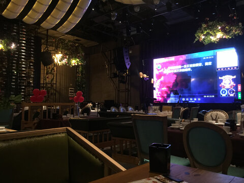 夜场饭店玫瑰歌声尽显华丽绽放