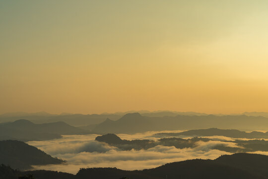 日出时山之间的云海
