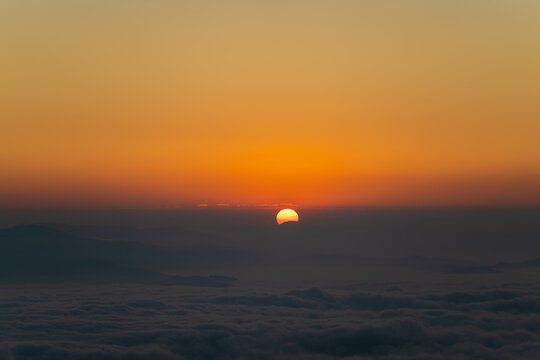 日出和云海