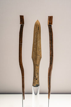 战国青铜矛和木护夹